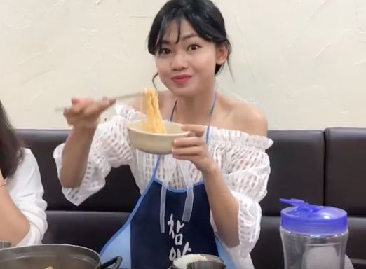 Trước khi ăn, Thanh Tú được phát một chiếc tạp dề để không bị dây bẩn ra quần áo trong lúc ăn.