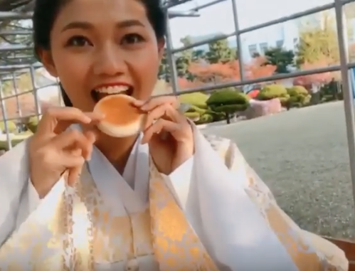 Á hậu Thanh Tú cũng ghi lại những khoảnh khắc tinh nghịch, đáng yêu khi khám phá ẩm thực xứ Hàn.