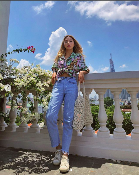 Hot girl Việt xuống phố với phong cách gì trong tuần qua? - 1 Quỳnh Anh Shyn diện áo Kenzo và giày YSL trong set đồ này. Gần đây cô nàng có xu hướng chọn những chỗ nhiều nắng nhất để chụp ảnh outfit. Có vẻ như Quỳnh Anh Shyn quyết tâm thay đổi hình tượng thành hot girl khỏe khoắn, làn da nâu chứ không còn là cô gái vintage như thuở nào.
