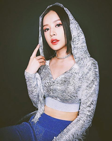 Hot girl Việt xuống phố với phong cách gì trong tuần qua? - 9 Set đồ này được Chi Pu đưa cả lên sàn diễn chứ không chỉ là outfit. Nhờ chất liệu metallic, trang phục của cô trở nên bắt mắt.