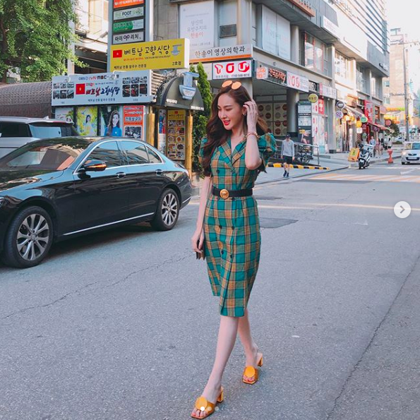 Hot girl Việt xuống phố với phong cách gì trong tuần qua? - 3 Kelly Nguyễn chọn xuống phố với đôi guốc mules đang là “hot trend” của mùa hè này. Sự phối hợp màu sắc ăn ý giữa các phụ kiện đai lưng, kính, giày khiến cho tổng thể trang phục của Kelly rất ton-sur-ton.