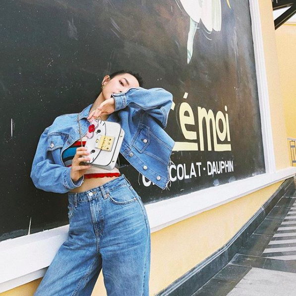 Hot girl Việt xuống phố với phong cách gì trong tuần qua? - 7 Fashionista Châu Bùi chọn chất liệu denim khỏe khoắn, kết hợp cùng với túi xách mang biểu tượng mèo Kitty.