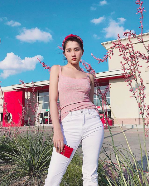 Hot girl Việt xuống phố với phong cách gì trong tuần qua? - 6 Phong cách tối giản nhưng Kiều Trinh biết nhấn nhá thời trang với chiếc băng đô màu đỏ bắt mắt.