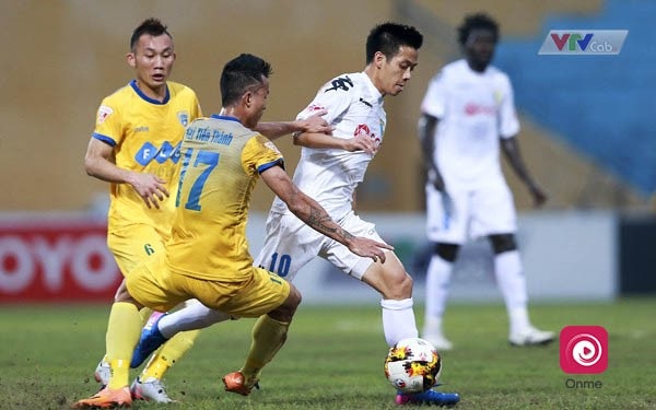 Vòng 9 V-League 1: Xem đại chiến trên Onme - 1 Hà Nội FC gặp FLC Thanh Hóa chính là trận “đại chiến” đáng chú ý nhất vòng 9 V. League1. Sau 8 vòng đấu, Hà Nội FC đang thống trị ngôi đầu bảng với thành tích bất bại (thắng 6, hòa 2). Chính vì vậy, việc tiếp đón một đội bóng mạnh như FLC Thanh Hóa trên sân nhà sẽ là thử thách cực lớn để đội chủ sân Hàng Đẫy tiếp tục duy trì thành tích bất bại này.