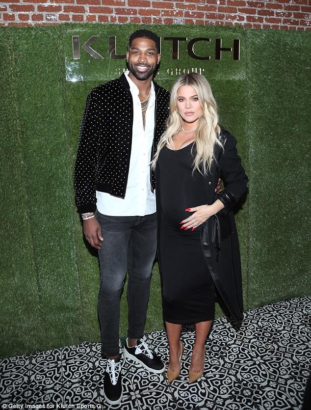 Khloe Kardashian muốn sớm cưới bạn trai bội bạc - 1
Nguồn tin thân cận với Khloe Kardashian tiết lộ với tạpchí People rằng Khloe Kardashian cảm thấy hạnh phúc hơn mỗi ngày và thậm chí muốn cưới bạn trai trẻ Tristan Thompson