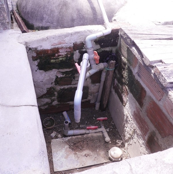 Lý do nhà máy nước sạch không đủ nước cung cấp nên hệ thống ống nước sạch được lắp đặt hoành tráng nhưng nước không có.