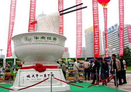 Những bức tượng kỳ lạ đến khó hiểu ở Trung Quốc - 2