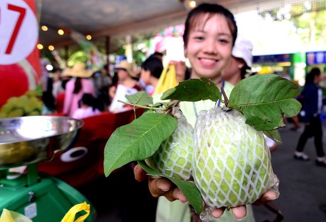 Lễ hội trái cây Nam Bộ 2018: Không thu phí trẻ em ngày 1/6 - 4 Các thương hiệu trái cây đặc sản nổi tiếng như: Mận An Phước, sầu riêng Chín Hóa, nhãn Xuồng, dâu Hạ Châu, bưởi Da Xanh Ba Rô, mận Hậu, xoài cát Hòa Lộc, nhãn Thạch Kiệt, nhãn Quế, cam mật, đường thốt nốt, ổi sá lị, xoài hồng, dừa nước… góp phần tạo nên sự phong phú, đa dạng và nâng tầm quy mô “Chợ Nổi Trái Cây” năm 2018.