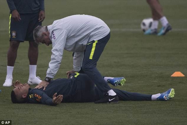 Neymar hồi phục chấn thương thần kỳ, sẵn sàng cho World Cup 2018 - 4
Chân sút Gabriel Jesus bị đau sau pha va chạm ở buổi tập
