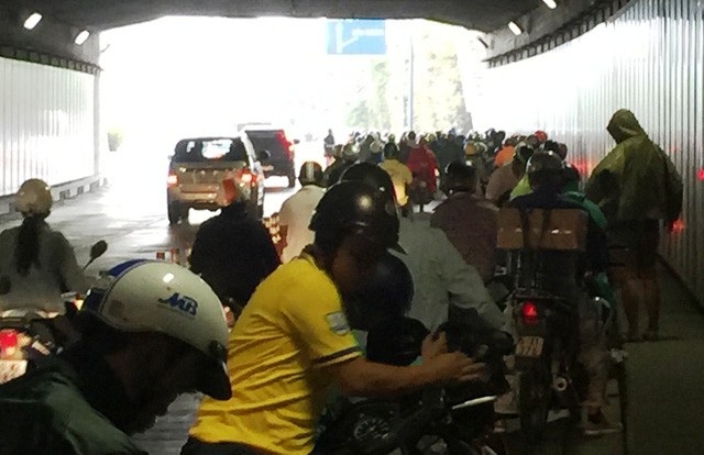 Người dân lưu thông qua hầm Thủ Thiêm được phát áo mưa miễn phí - 5 Tình trạng người dân dừng xe trú mưa trong hầm Thủ Thiêm gây cản trở giao thông thường diễn ra trong các mùa mưa trước đây.