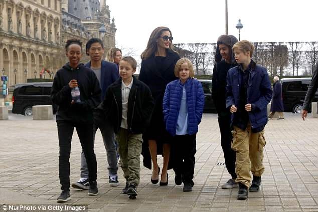 Angelina Jolie không thể đưa con rời Mỹ - 5
Có nhiều tin đồn cho rằng Angelina và Brad đã bác đơn ly hôn nhưng nguồn tin thân cận với cặp đôi khẳng định đó không phải sự thật