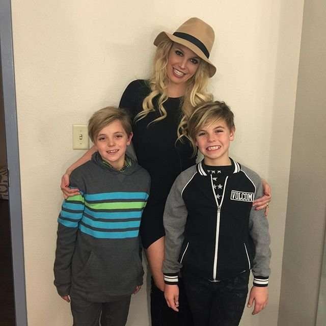 Chồng cũ đòi Britney Spears chi thêm tiền trợ cấp nuôi con - 2
Britney Spears hạnh phúc bên hai con trai, Sean Preston, 12 tuổi, và Jayden James, 11 tuổi.
