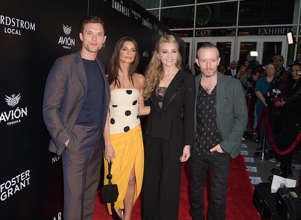 Emily Ratajkowski gợi cảm với váy xẻ bạo - 2
Chân dài 9X bên các đồng nghiệp Ed Skrein, Natalie Dormer và Anthony Byrne