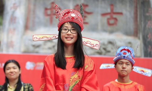 Trung Quốc ra thông báo cấm vinh danh thủ khoa đại học - 1 Thủ khoa tỉnh Hồ Bắc trong kỳ thi đại học năm 2015 dự lễ tuyên dương và được trao thưởng hơn 10.000 nhân dân tệ (1.570 USD). Ảnh: IC