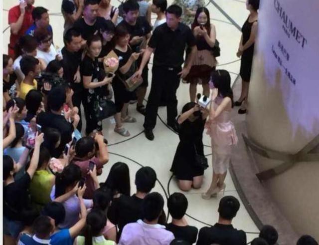 "Dâm phụ lẳng lơ nhất màn ảnh" bắt trợ lý quỳ xuống cầm ô che nắng? - 4
Nữ trợ lý quỳ xuống cầm micro cho Tần Lam