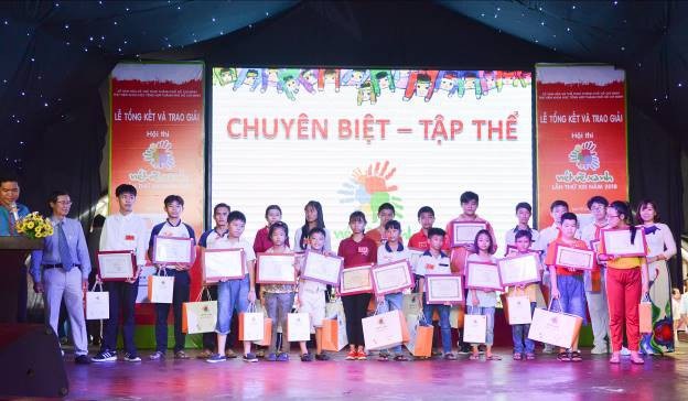 Hạng mục giải thưởng lần đầu xuất hiện tại Lễ tổng kết Nét Vẽ Xanh lần thứ 21 - 2 Xúc động hơn cả, buổi lễ còn có sự góp mặt của các thí sinh khiếm thị và chuyên biệt, vượt qua nhiều thiệt thòi và khó khăn trong cuộc sống, các bạn ấy đã theo đuổi đam mê và toả sáng tài năng của mình một cách vô cùng xuất sắc tại hội thi năm nay