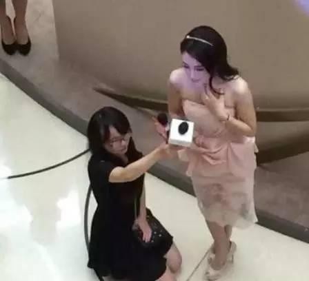 "Dâm phụ lẳng lơ nhất màn ảnh" bắt trợ lý quỳ xuống cầm ô che nắng? - 3 "Dâm phụ lẳng lơ nhất màn ảnh" bắt trợ lý quỳ xuống cầm ô che nắng? - 3
