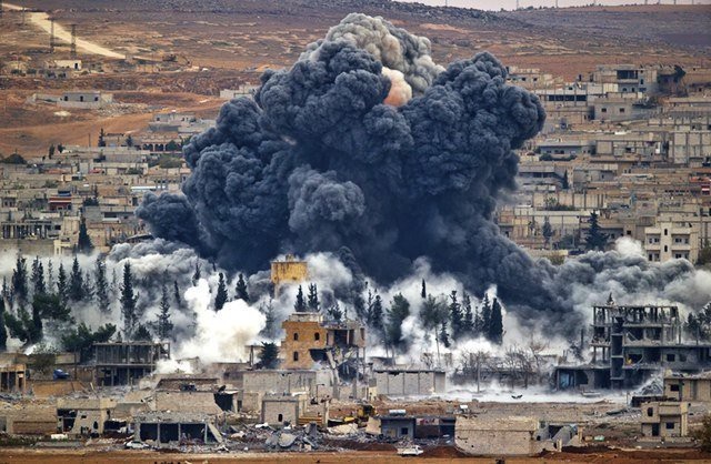 Khói bốc lên sau cuộc không kích của liên quân do Mỹ dẫn đầu tại thành phố Kobani của Syria (Ảnh: RT)
