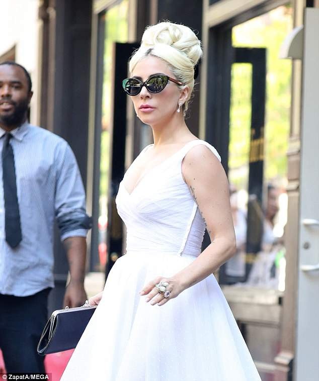 Lady Gaga thay đổi phong cách đáng kinh ngạc - 2
Ca sỹ 32 tuổi trông rất sang trọng và tinh tế