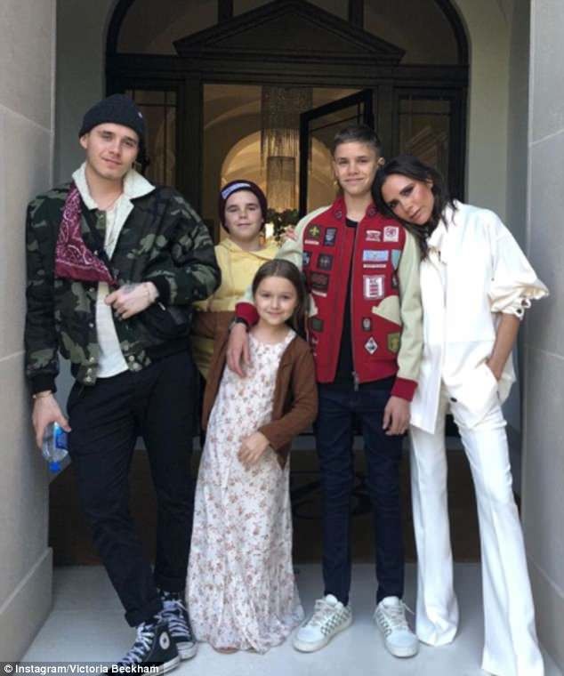 Victoria Beckham luôn dạy các con phải thật chăm chỉ - 2
Nhà thiết kế kiêm ca sỹ nổi tiếng khẳng định với các con rằng, không có thành công nào tới mà không cần sự chăm chỉ