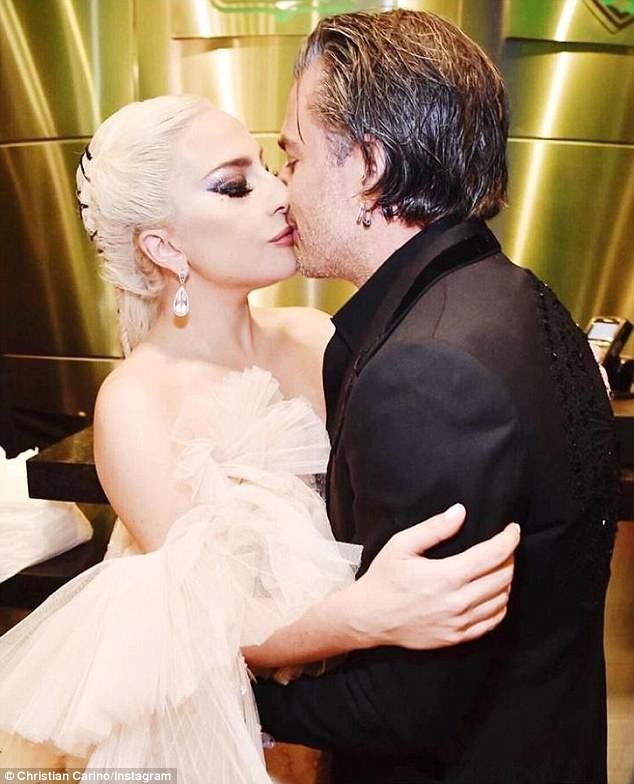 Lady Gaga thay đổi phong cách đáng kinh ngạc - 5
Nhiều người tin rằng, hôn phu Christian Carino là động lực khiến ca sỹ nổi tiếng này thay đổi hình ảnh