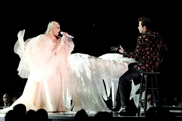 Lady Gaga thay đổi phong cách đáng kinh ngạc - 6
Lady Gaga quyến rũ trong các buổi diễn gần đây