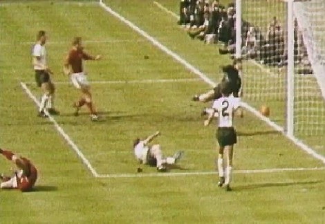 Lịch sử World Cup 1966: “Bàn thắng ma” nổi tiếng nhất lịch sử - 1 Bàn thắng gây tranh cãi nhất lịch sử World Cup của Geoff Hurst