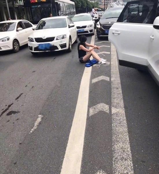 Bị bắt cóc, vô tình được giải cứu nhờ tai nạn xe cộ - 1
Cô gái thoát khỏi kẻ bắt cóc nhờ tai nạn giờ cao điểm