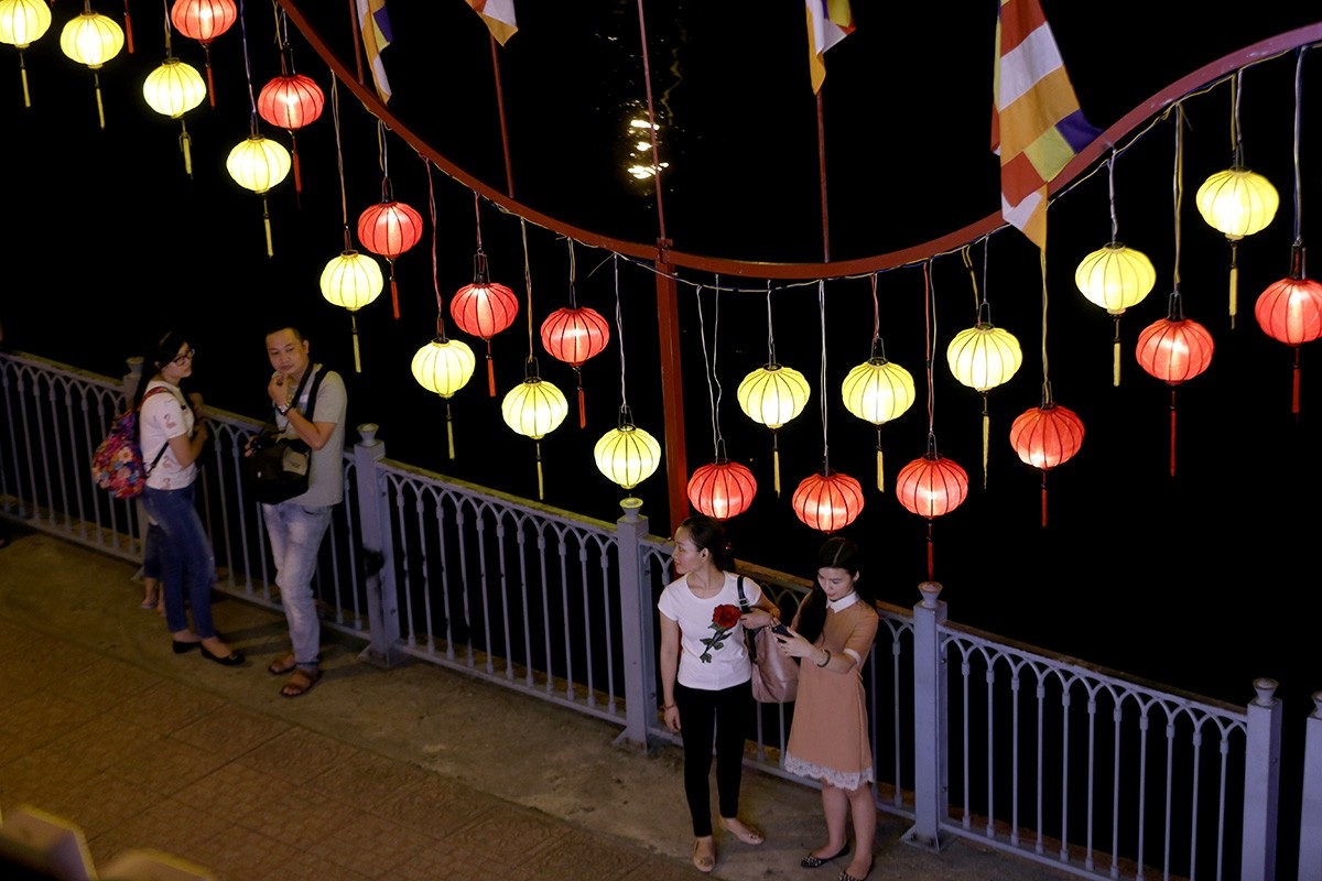 Người Sài Gòn thích thú với con đường đèn lồng chào đón lễ Phật ...