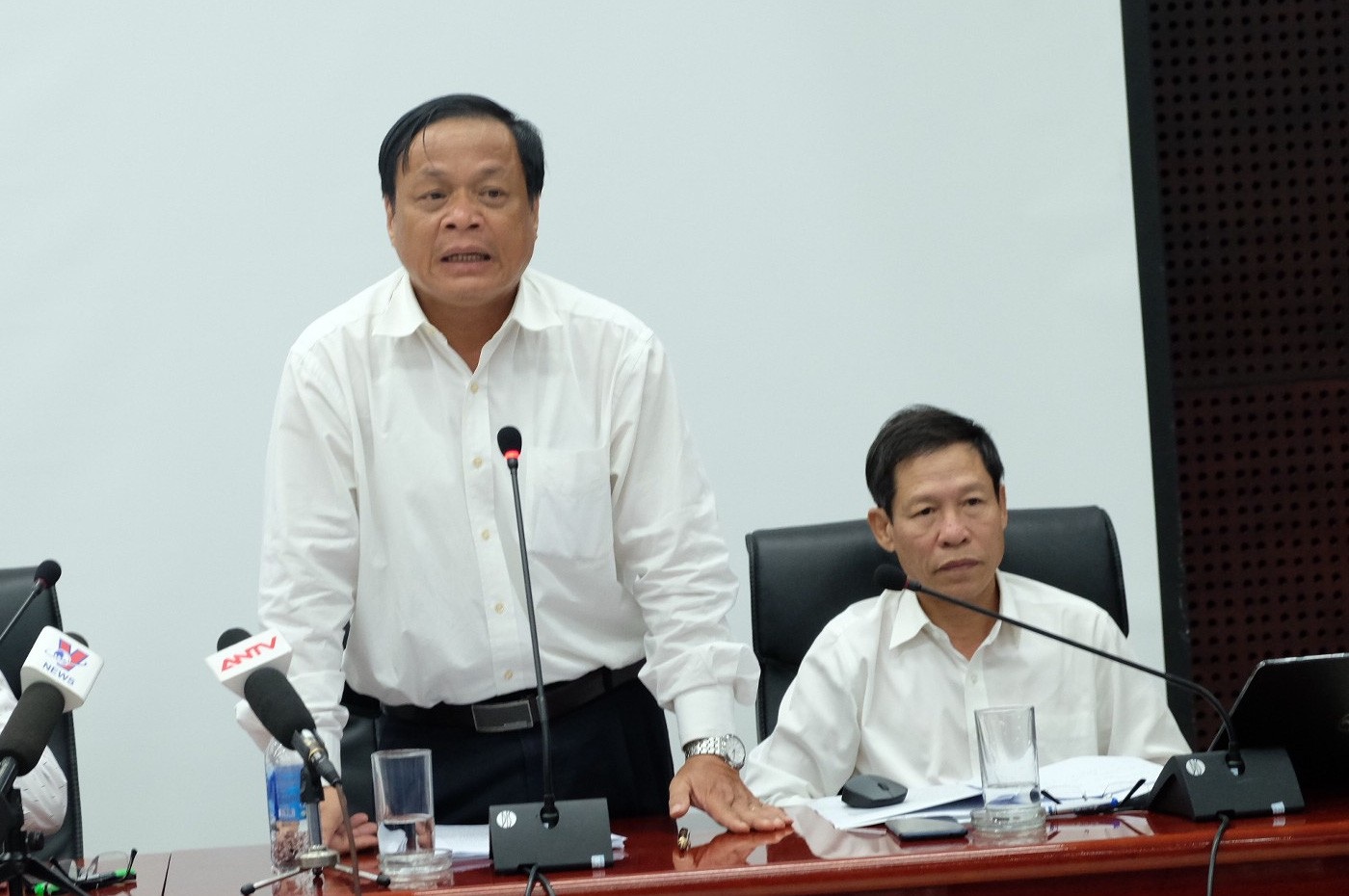 Con trai cựu Chủ tịch Đà Nẵng đi học nước ngoài theo “quy định mềm”! - 1 Lãnh đạo Sở Nội vụ TP Đà Nẵng họp báo thông tin việc nhiều người rút khỏi Đề án nguồn nhân lực chất lượng cao của thành phố