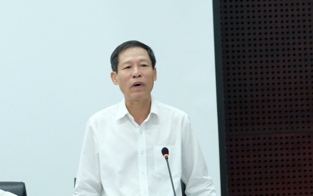 Con trai cựu Chủ tịch Đà Nẵng đi học nước ngoài theo “quy định mềm”! - 2
Ông Nguyễn Văn Chiến - Phó GĐ Sở Nội vụ, nguyên GĐ Trung tâm Nguồn nhân lực chất lượng cao TP Đà Nẵng phát biểu về trường hợp ông Trần Văn Mẫn được cử đi học thạc sĩ ở nước ngoài vào năm 2011