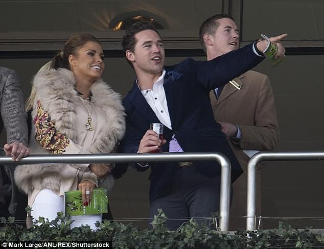 
Cặp đôi xuất hiện bên nhau chỉ ít tuần sau khi Katie đá chồng trẻ Kieran Hayler
