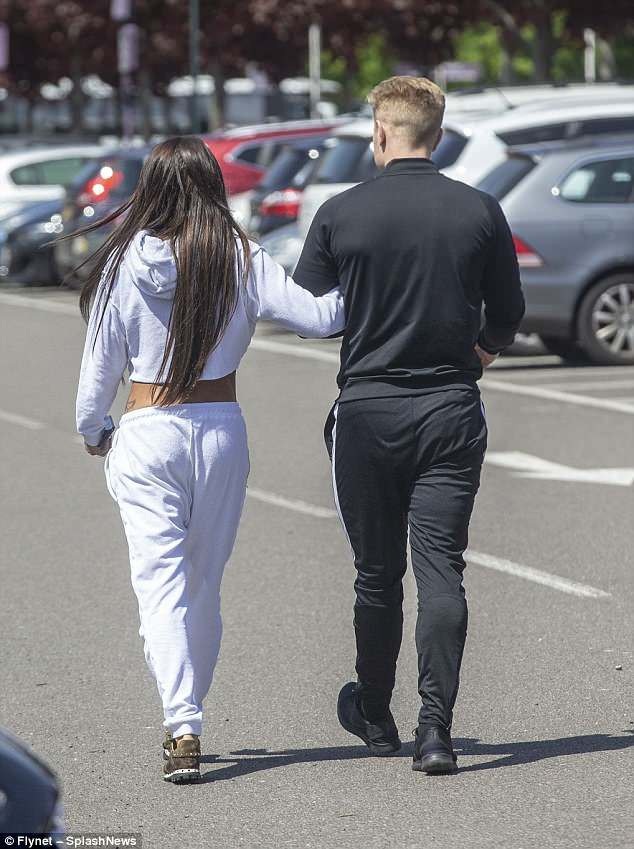 
Katie và Kris vừa tới Bỉ ăn mừng sinh nhật lần thứ 40 của người mẫu ngực bự này
