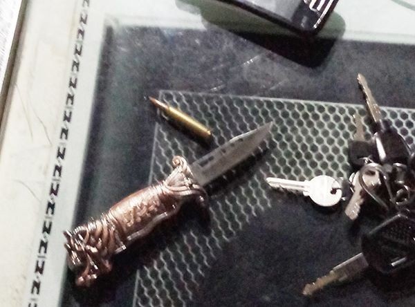 Hơn 300 khách chơi nhốn nháo khi cảnh sát “đột kích” quán bar - 6 Viên nén nghi ma túy và dao bấm, đạn được phát hiện tại 1 bàn trong quán bar