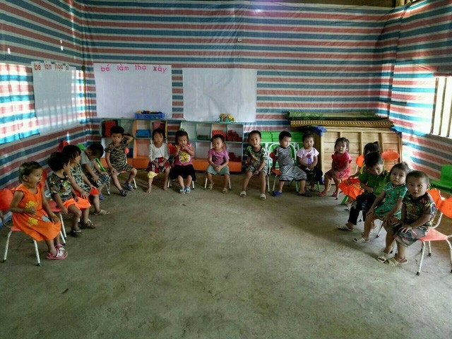Đổi thay dưới mái trường mang tên Dân trí - 3
Để tránh gió lạnh mùa đông tràn vào, các cô giáo phải quây bạt nilong quanh lớp học