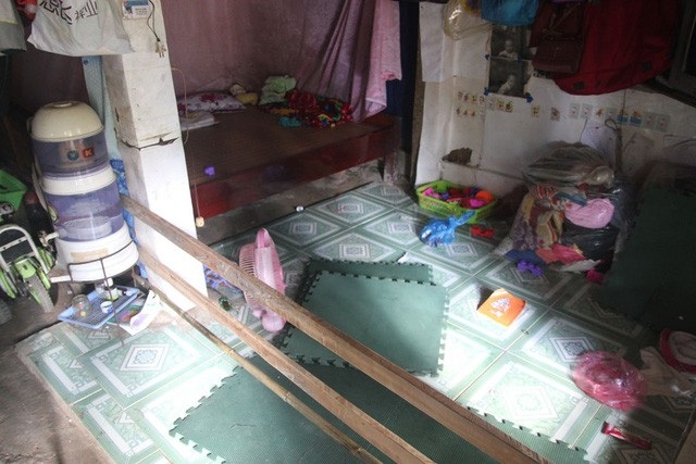 Đổi thay dưới mái trường mang tên Dân trí - 8
Phòng công vụ chỉ bằng nền đất, các thầy cô phải mua tạm vài viên gạch hoa lót sàn cho sạch sẽ, bọn trẻ con nghịch đỡ bẩn