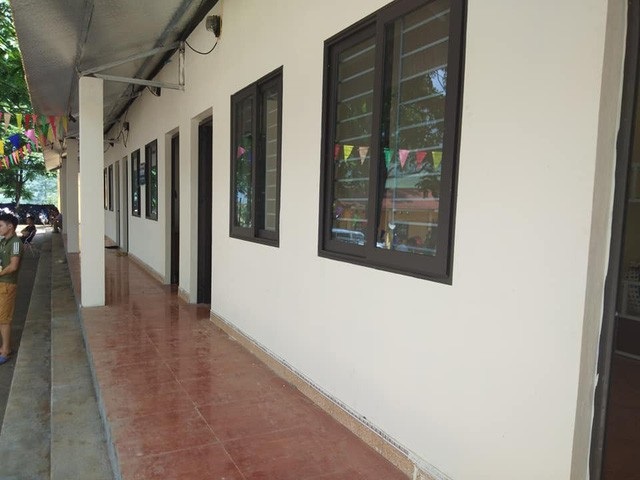 Đổi thay dưới mái trường mang tên Dân trí - 10
Nay 10 phòng công vụ cũng do Thẩm mỹ Hoàng Tuấn thông qua báo Dân trí đã được xây mới khang trang