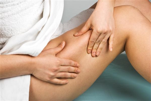 Sưng đau chân – Biểu hiệu không ngờ của ung thư cổ tử cung - 1 Đau chân, kèm theo sưng 1 bên chân là dấu hiệu rất đáng nghi ngờ của ung thư cổ tử cung. Khi khối u phát triển lớn dần, các tế bào ung thư chiếm lĩnh ngày càng nhiều, nó sẽ chèn vào các dây thần kinh ở vùng xương chậu gây ra đau và sưng chân.