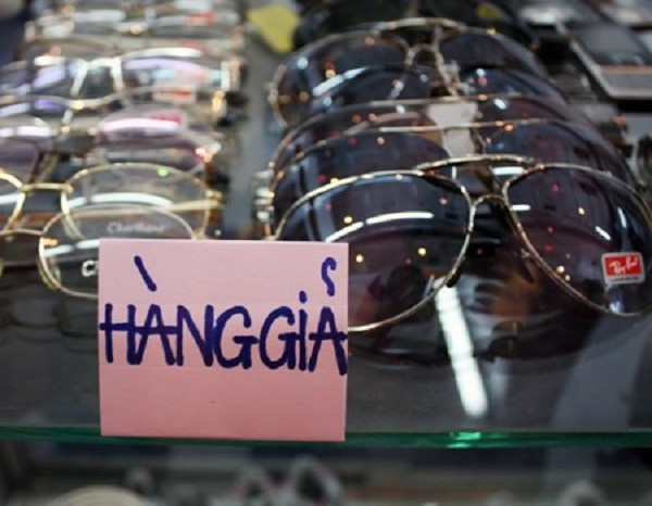 Ra mắt showroom mắt kính thương hiệu đầu tiên tại Hà Nội - 1 Có những tuyến phố tại Hà Nội chuyên kinh doanh kính mắt như Lương Văn Can, Giảng Võ, Láng, Giải Phóng…Tại chợ đầu mối Đồng Xuân hay ở bất cứ vỉa hè nào, khách hàng cũng dễ dàng mua được một cặp kính mắt với mức giá dao động từ 20 ngàn đến 200 ngàn đồng, với đủ loại mẫu mã của các thương hiệu nổi tiếng trên thế giới.