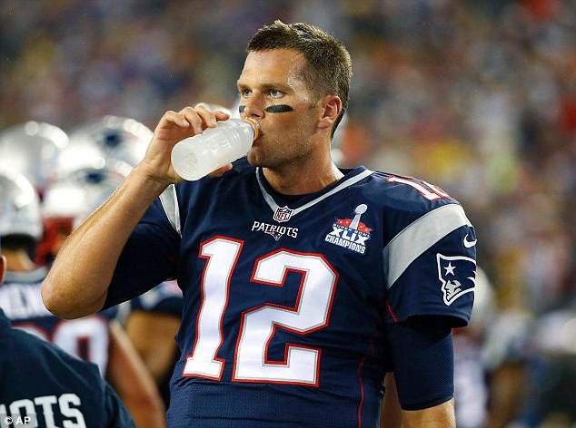 Uống nhiều nước: Tạo phong độ đỉnh cao hay gây phù não? - 1 Tom Brady tuyên bố anh uống ít nhất 37 ly nước mỗi ngày - gấp 5 lần lượng khuyến nghị. Nhưng các chuyên gia dinh dưỡng cảnh báo điều này có thể gây hại cho nồng độ natri trong cơ thể.