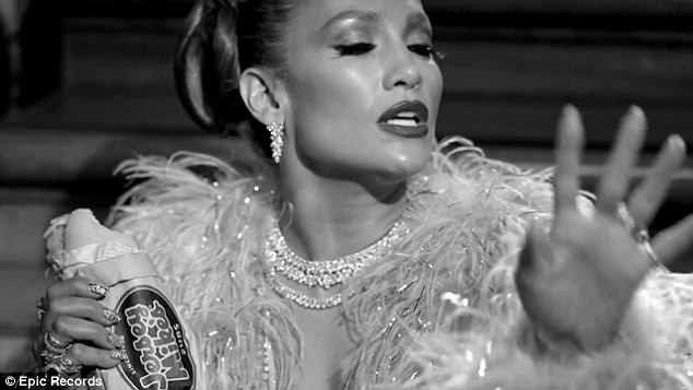Jennifer Lopez đeo nữ trang 4,5 triệu USD trong MV mới - 1
Jennifer Lopez đeo nữ trang kim cương khủng trong MV mới Dinero