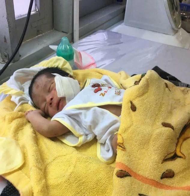 Cứu sống kịp thời bé trai bị chôn dưới đất - 1 Bé trai bị chôn sống đang được điều trị tại Bệnh viện Đa khoa khu vực La Gi, Bình Thuận