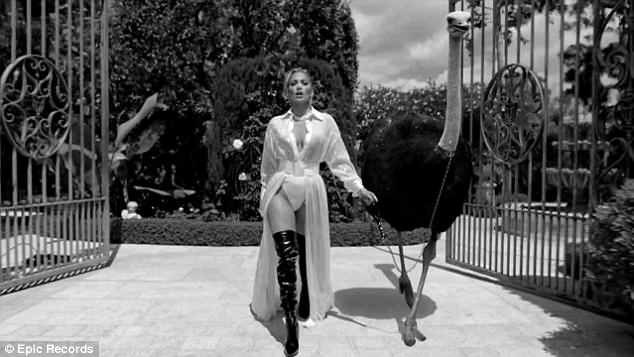 Jennifer Lopez đeo nữ trang 4,5 triệu USD trong MV mới - 4
Diva đa tài xinh đẹp làm việc rất chăm chỉ và liên tục cho ra đời những sản phẩm âm nhạc mới