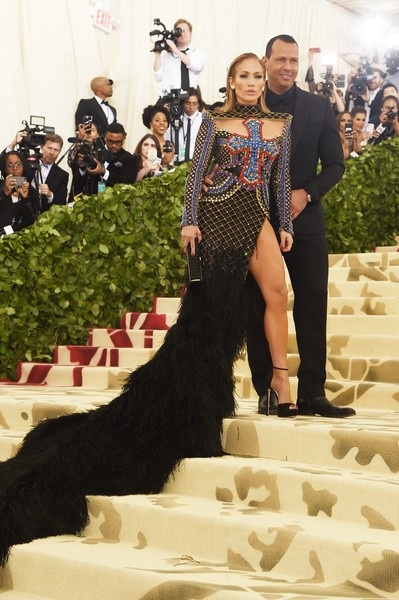 Jennifer Lopez đeo nữ trang 4,5 triệu USD trong MV mới - 7
Jennifer Lopez hạnh phúc khi được bồ trẻ Alex Rodriguez song hành trong cuộc sống.