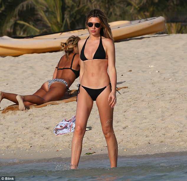 Abbey Clancy thon thả đáng kinh ngạc sau 4 tháng sinh con - 1
Abbey Clancy sải bước quyến rũ trên bãi biển ở Dubai ngày 25/5 vừa qua