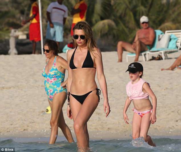 Abbey Clancy thon thả đáng kinh ngạc sau 4 tháng sinh con - 5
Abbey Clancy và cựu cầu thủ Peter Crouch có với nhau 2 con gái và 1 con trai