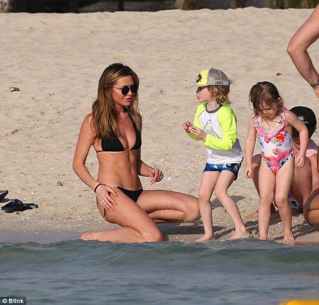 Abbey Clancy thon thả đáng kinh ngạc sau 4 tháng sinh con - 6
Siêu mẫu Anh bên 2 con gái Sophia và Liberty