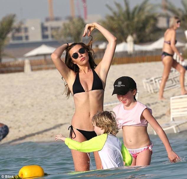Abbey Clancy thon thả đáng kinh ngạc sau 4 tháng sinh con - 7
Người đẹp Anh chia sẻ, cuộc sống bên 3 đứa con rất bận rộn