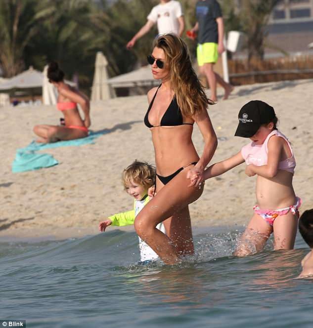 Abbey Clancy thon thả đáng kinh ngạc sau 4 tháng sinh con - 8
Cô và chồng thậm chí không còn nhiều thời gian để ra ngoài