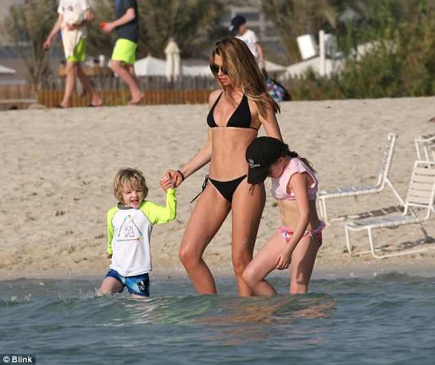 Abbey Clancy thon thả đáng kinh ngạc sau 4 tháng sinh con - 9
Việc chăm con nhỏ giúp siêu mẫu cao 1,75m giảm cân nhanh chóng